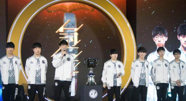 最后一夜3人煎熬！曼联转会窗惊现3场“内心戏”，最惨的竟是他？